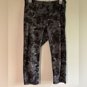 Old Navy Black Camo Capri Leggings - Large